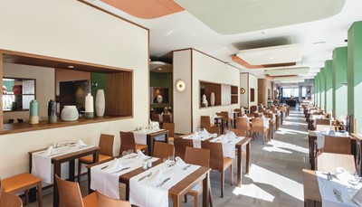 <p>Het hotel is voorzien van verschillende restaurants van geweldige kwaliteit. Je kunt de beste Italiaanse en Spaanse gerechten proeven en 's morgens genieten van het ontbijtbuffet met show cooking om de dag op de best mogelijke manier te beginnen. Bovendien heeft het ClubHotel Riu Costa del Sol maar liefst vijf bars zodat het je aan niets ontbreekt tijdens je verblijf.</p>
