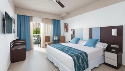 <p>Het ClubHotel Riu Costa del Sol beschikt over meer dan 550 kamers uitgerust met al het nodige comfort. De kamers zijn voorzien van satelliet-tv, airconditioning, een kleine koelkast en het balkon of terras om van heel de omgeving te genieten.</p>
