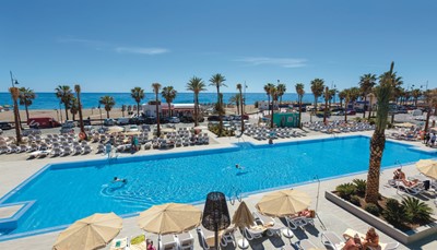 <p>Het hotel ligt in Torremolinos, Malaga, in het zuiden van Spanje, aan de boulevard met uitzicht op het strand. Je kunt er excursies of wandelingen maken door belangrijke natuurgebieden of bezoekjes brengen aan musea, kathedralen of de botanische tuin. De interessante streek, de verschillende zwembaden van het hotel (drie buitenbaden, een binnenzwembad, een kinderbad en een Splash park voor de kinderen) en de ideale ligging vlak aan het strand, zorgen ervoor dat je je niet zult vervelen.</p>
